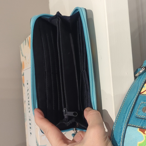 Tommy Hilfiger purse and wallet - Picture 4 of 5